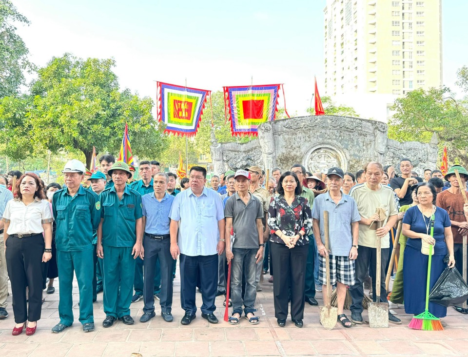 Ph&oacute; B&iacute; thư Thường trực Th&agrave;nh uỷ Nguyễn Thị Tuyến dự lễ ph&aacute;t động ra qu&acirc;n dọn dẹp vệ sinh m&ocirc;i trường tại phường Phương Li&ecirc;n, quận Đống Đa. Ảnh: Trần Long