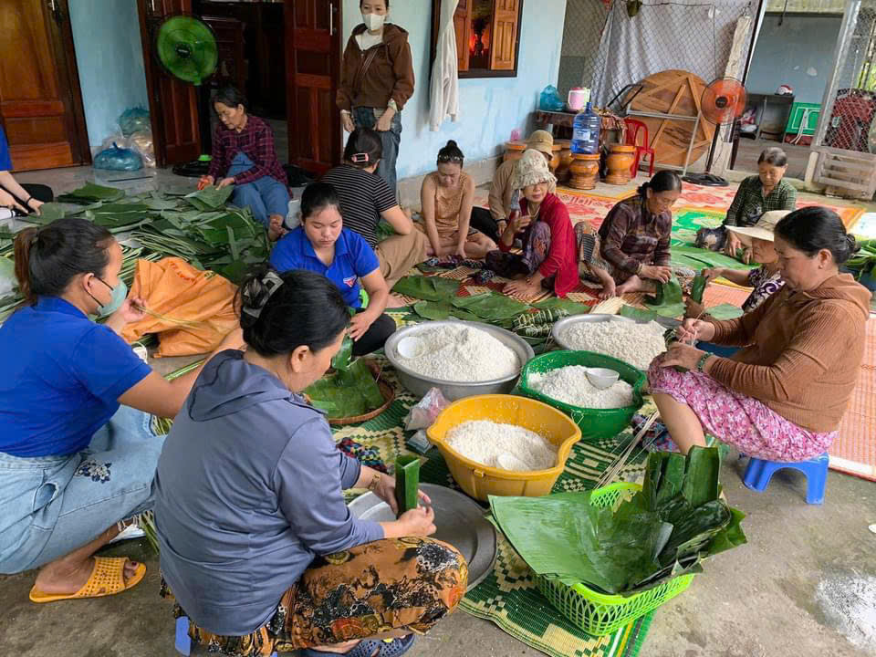 Tại huyện v&ugrave;ng cao Tr&agrave; Bồng, c&aacute;c hội, đo&agrave;n thể, người d&acirc;n c&ugrave;ng nhau g&oacute;i b&aacute;nh t&eacute;t để gửi ra ph&iacute;a Bắc.