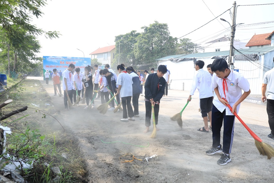 Nh&acirc;n cuối tuần, c&aacute;c học sinh cũng t&iacute;ch cực tham gia vệ sinh m&ocirc;i trường