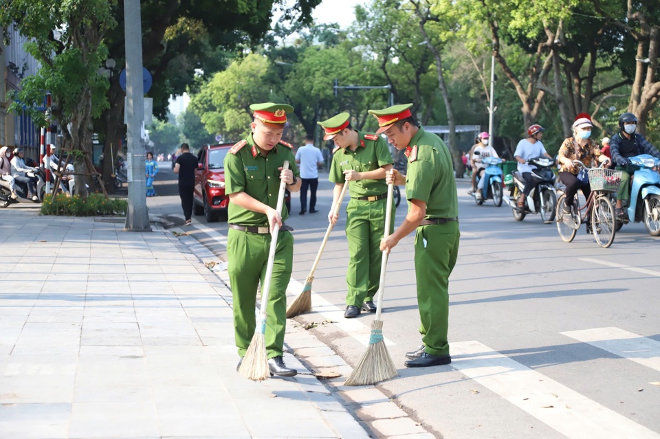 Quận Hoàn Kiếm tổng vệ sinh môi trường, khắc phục hậu quả cơn bão số 3 - Ảnh 2