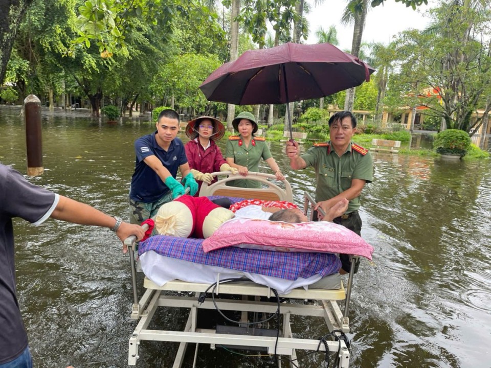 Lực lượng C&ocirc;ng an H&agrave; Nam từ tỉnh đến cơ sở đồng h&agrave;nh c&ugrave;ng ch&iacute;nh quyền v&agrave; Nh&acirc;n d&acirc;n đưa người d&acirc;n di dời đến nơi an to&agrave;n. Ảnh: C&ocirc;ng an H&agrave; Nam