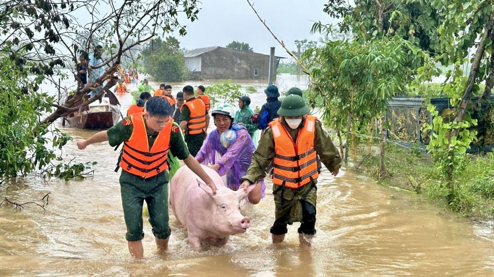 C&aacute;n bộ, chiến sĩ C&ocirc;ng an thị x&atilde; Duy Ti&ecirc;n đ&atilde; phối hợp với ban, ng&agrave;nh, đo&agrave;n thể địa phương hỗ trợ người d&acirc;n di dời v&agrave; t&agrave;i sản đến nơi an to&agrave;n. Ảnh: C&ocirc;ng an H&agrave; Nam.