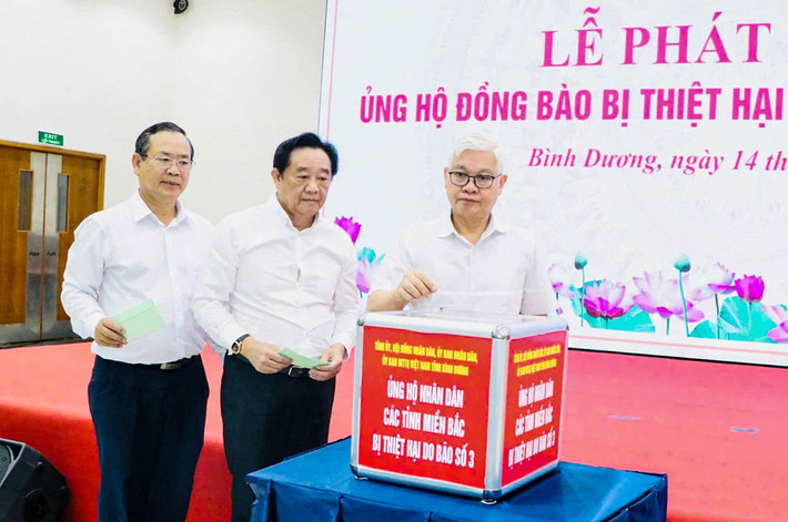 L&atilde;nh đạo tỉnh B&igrave;nh Dương quy&ecirc;n g&oacute;p ủng hộ đồng b&agrave;o miền Bắc.&nbsp;