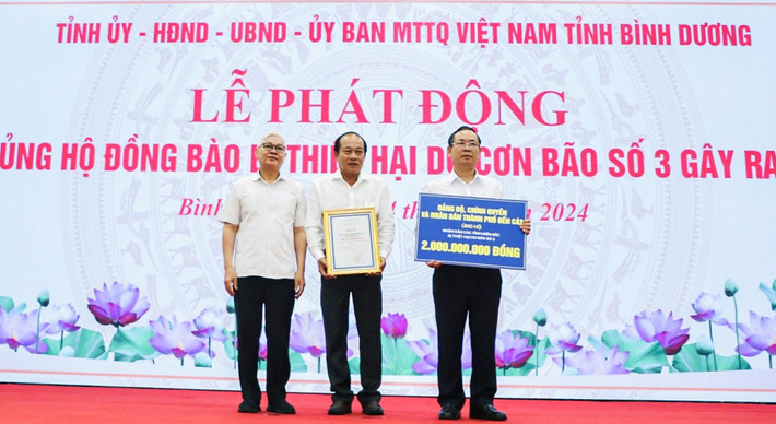 Tỉnh uỷ, HĐND, UBND, Uỷ ban MTTQ Việt Nam tỉnh B&igrave;nh Dương tổ chức lễ ph&aacute;t động ủng hộ đồng b&agrave;o miền Bắc bị thiệt hại do b&atilde;o lũ.