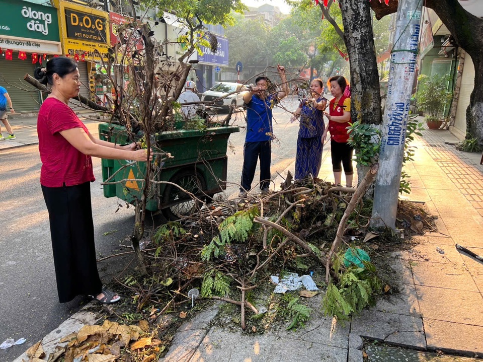 Người d&acirc;n phường Đội Cấn cũng c&ugrave;ng chung tay xử l&yacute; r&aacute;c thải sau b&atilde;o tại địa b&agrave;n d&acirc;n cư.