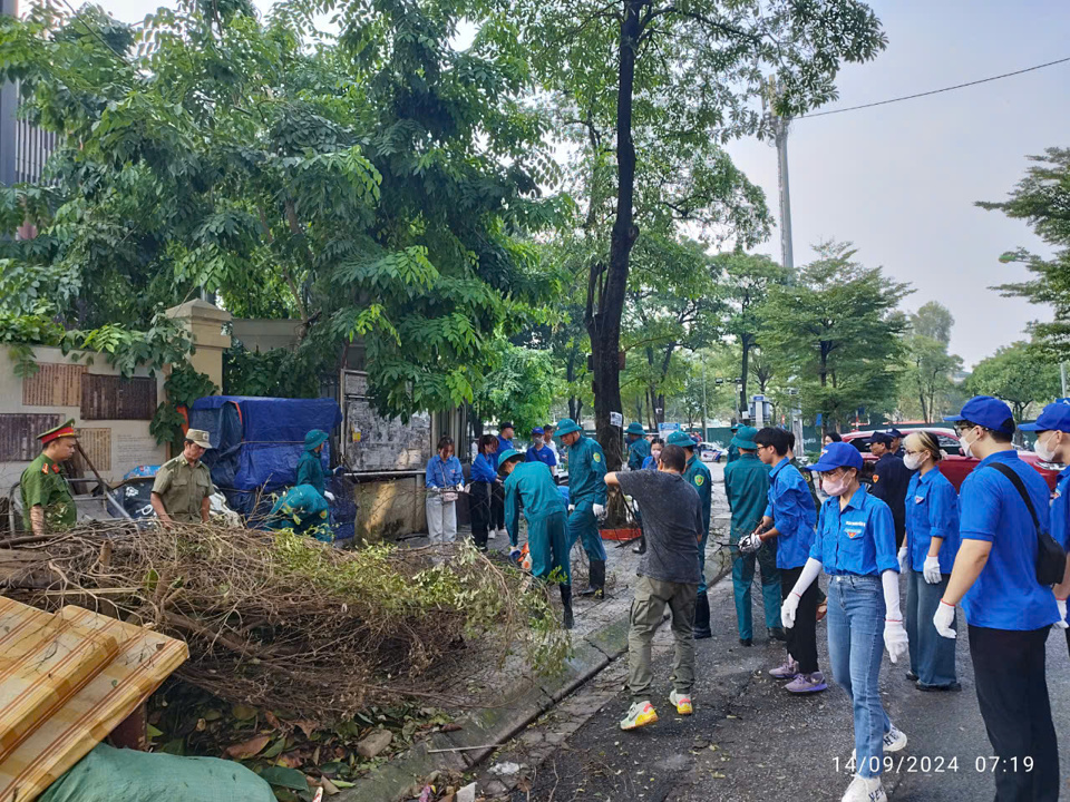 Quận Ba Đ&igrave;nh huy động c&aacute;c lực lượng tham gia tổng vệ sinh m&ocirc;i trường.&nbsp;