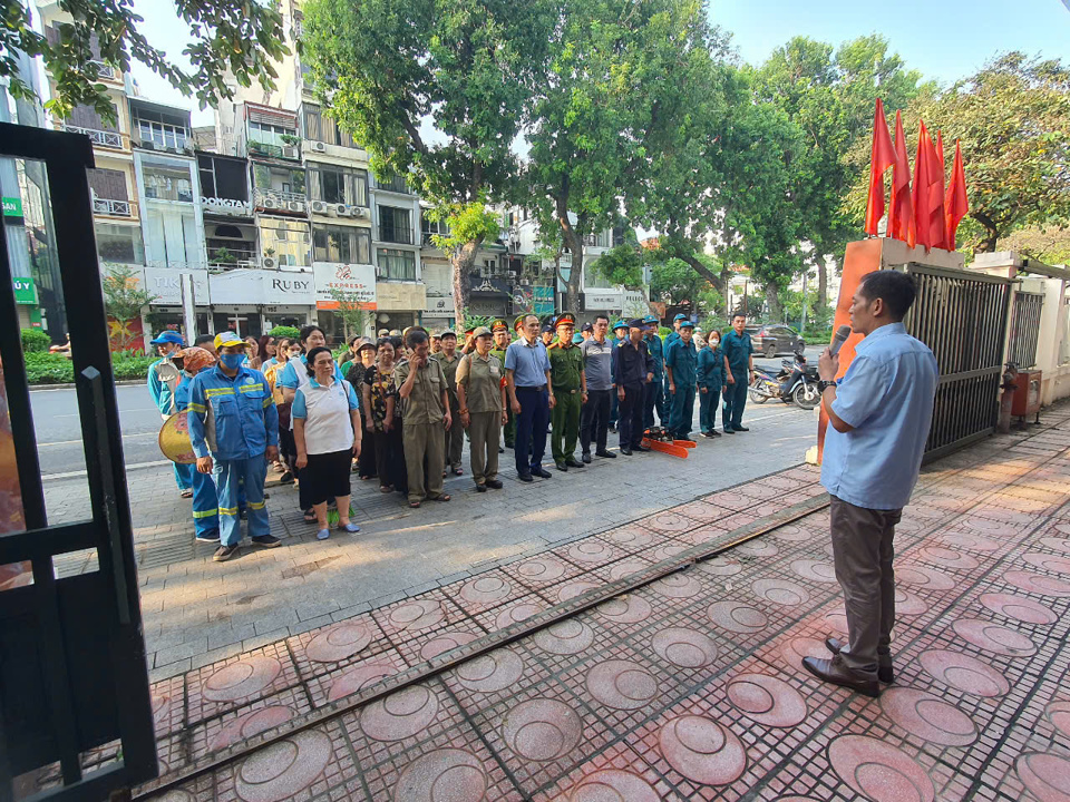 Lực lượng chức năng quận Ba Đ&igrave;nh huy động tối đa nh&acirc;n lực thực hiện ra qu&acirc;n xử l&yacute; tổng vệ sinh m&ocirc;i trường, khắc phục hậu quả cơn b&atilde;o số 3.