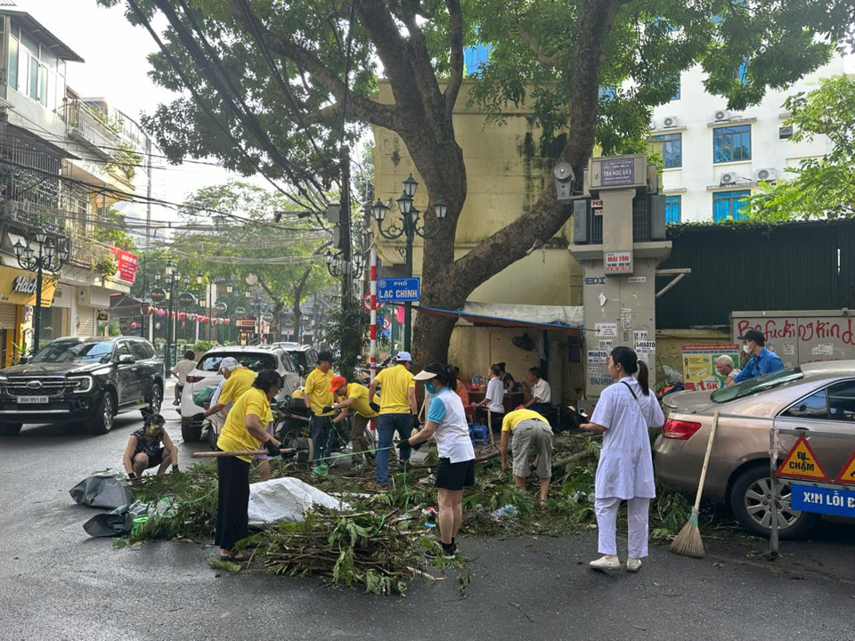 Ngo&agrave;i xử l&yacute; r&aacute;c thải, c&ocirc;ng t&aacute;c bảo đảm m&ocirc;i trường được Trung t&acirc;m Y tế quận thực hiện đồng thời tại phường Tr&uacute;c Bạch.