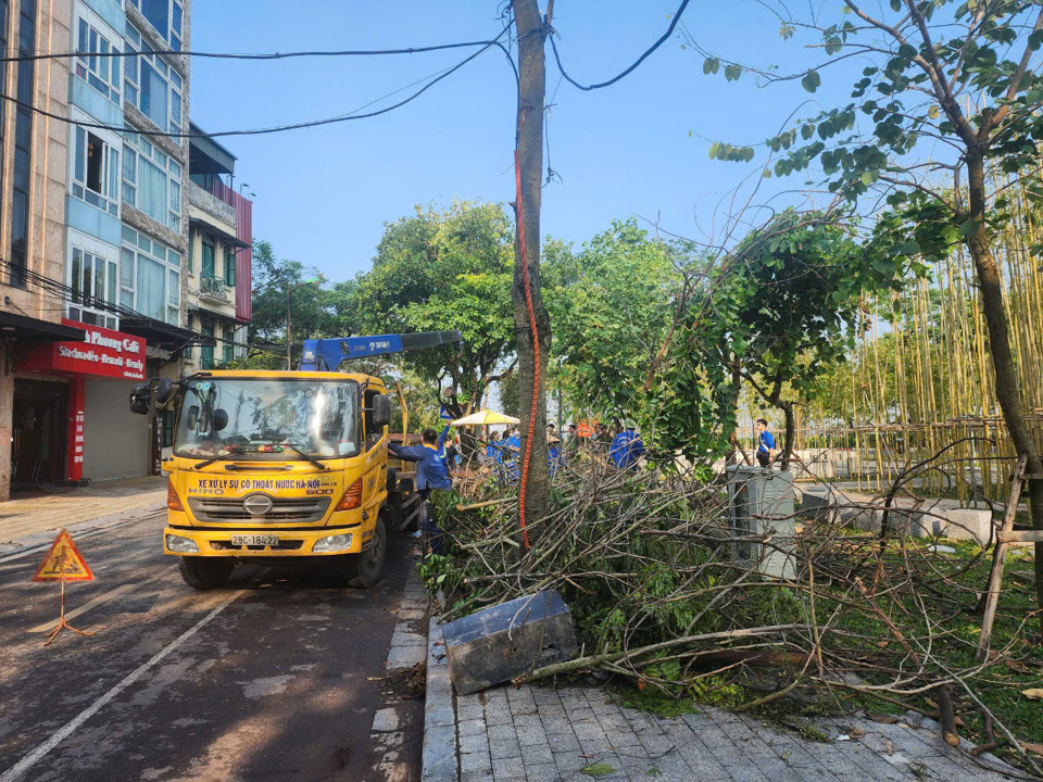 Phương tiện được huy động nhằm di chuyển r&aacute;c thải tại phố Trấn Vũ.