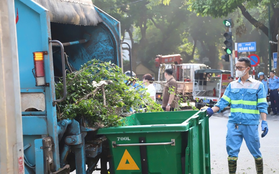 Quận Hoàn Kiếm tổng vệ sinh môi trường, khắc phục hậu quả cơn bão số 3 - Ảnh 4