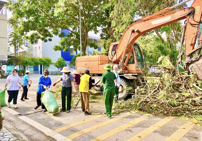 C&aacute;n bộ v&agrave; người d&acirc;n phường Bồ Đề ra qu&acirc;n vệ sinh m&ocirc;i trường, khắc phục thiệt hại sau b&atilde;o lũ.