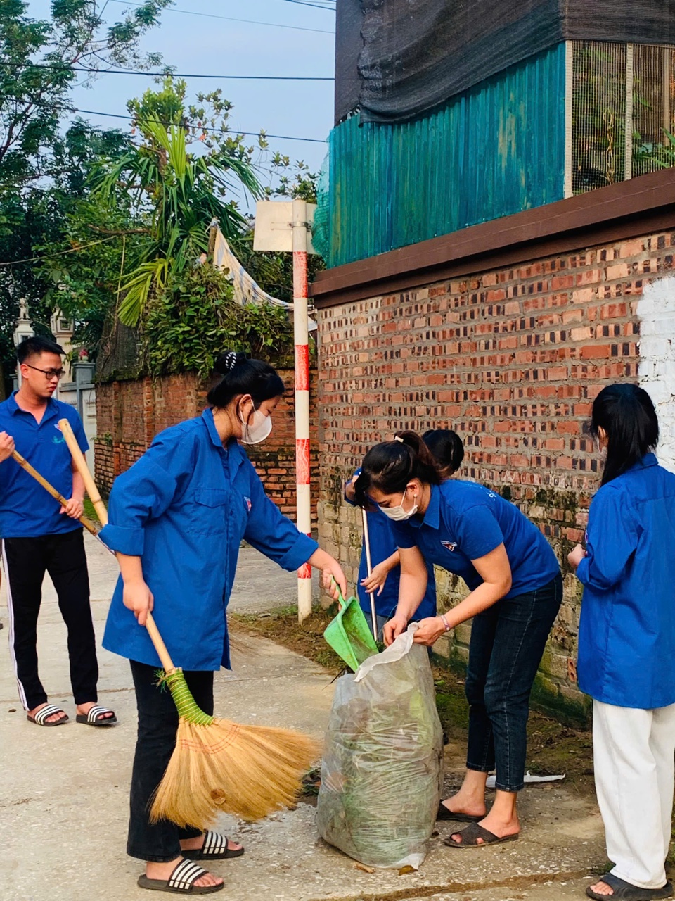 Đo&agrave;n Thanh ni&ecirc;n t&iacute;ch cực hưởng ứng tổng vệ sinh m&ocirc;i trường tr&ecirc;n địa b&agrave;n huyện. &nbsp;