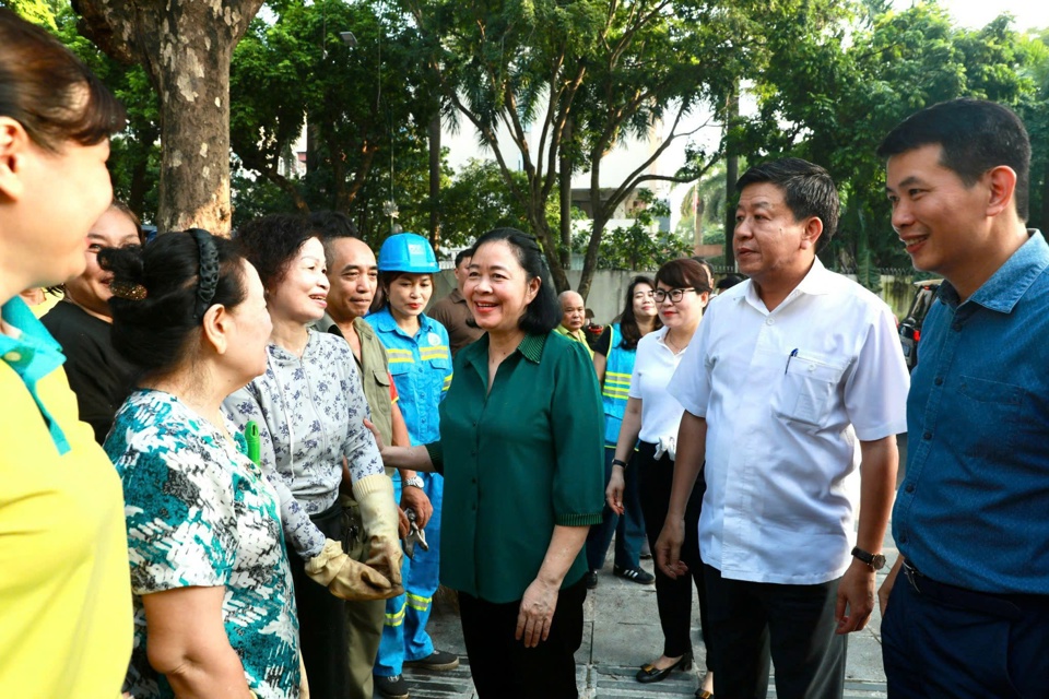 B&iacute; thư Th&agrave;nh uỷ H&agrave; Nội&nbsp;B&ugrave;i Thị Minh Ho&agrave;i&nbsp;động vi&ecirc;n c&aacute;c lực lượng dọn dẹp vệ sinh tại quận Ho&agrave;n Kiếm