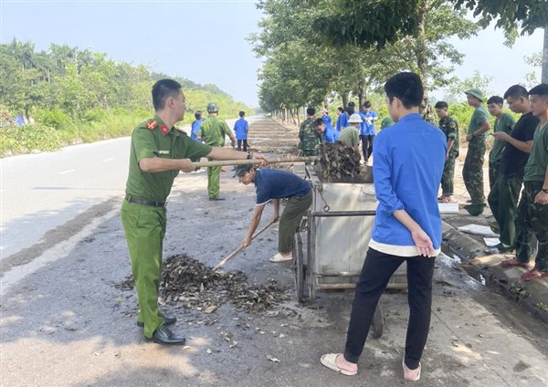 Lực lượng C&ocirc;ng an, Ban Chỉ huy qu&acirc;n sự huyện phối hợp c&ugrave;ng c&aacute;c x&atilde;, thị trấn vệ sinh m&ocirc;i trường trong v&agrave; ngo&agrave;i trụ sở l&agrave;m việc. &nbsp;