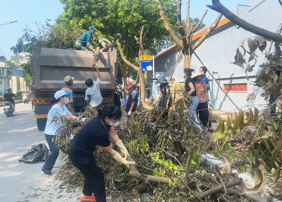 C&aacute;c lực lượng dọn vệ sinh của phường Văn Qu&aacute;n.