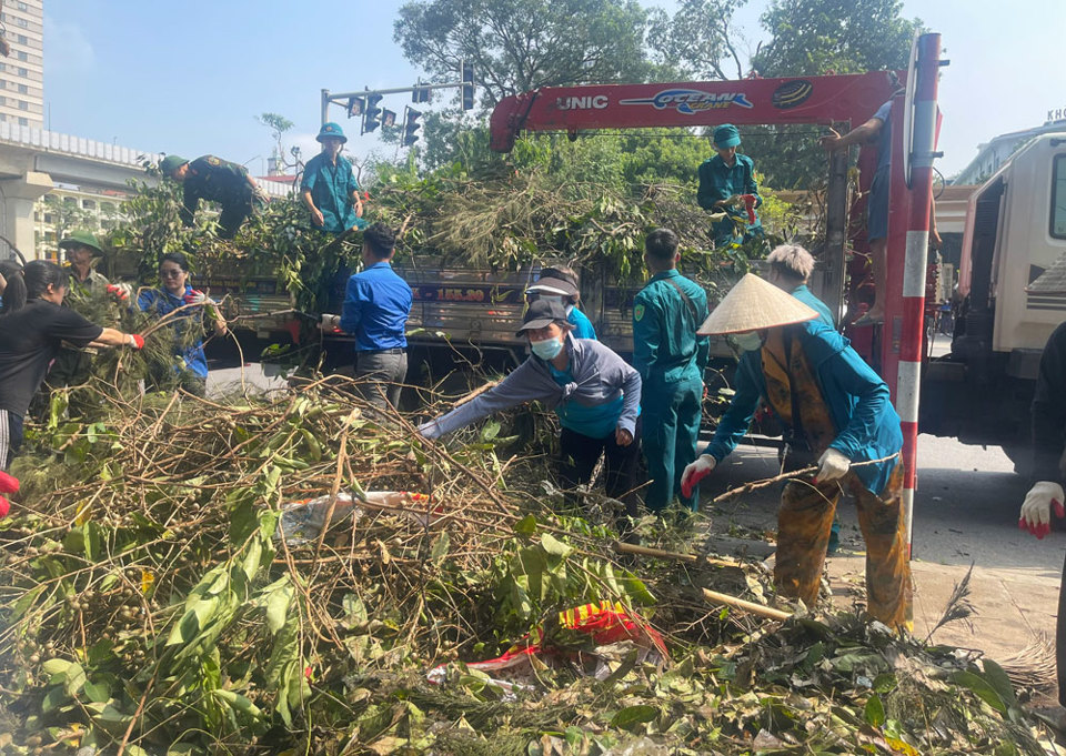 C&aacute;c chị em phụ nữ phường Văn Qu&aacute;n kh&ocirc;ng chỉ t&iacute;ch cực&nbsp;ủng hộ&nbsp;đồng b&agrave;o v&ugrave;ng lũ m&agrave; c&ograve;n tham gia dọn&nbsp;&ecirc;ề sinh,&nbsp;đảm bảo m&ocirc;i trường tr&ecirc;n&nbsp;địa b&agrave;n.