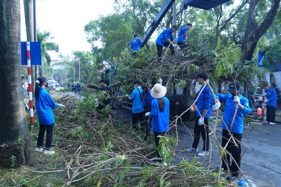 Đo&agrave;n Thanh ni&ecirc;n tham gia dọn dẹp c&agrave;nh c&acirc;y gẫy đỗ tr&ecirc;n phố Phạm Th&acirc;n Duật, phường Mai Dịch.