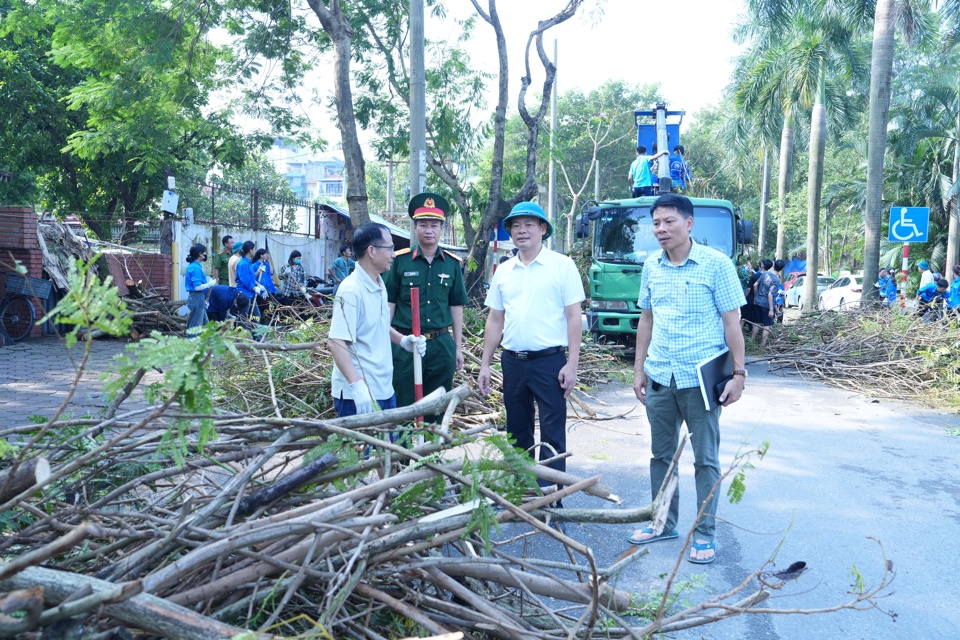 Chủ tịch UBND quận Cầu Giấy trực tiếp chỉ đạo c&ocirc;ng t&aacute;c khắc phục sự cố c&acirc;y xanh gẫy đổ tại phường Mai Dịch.