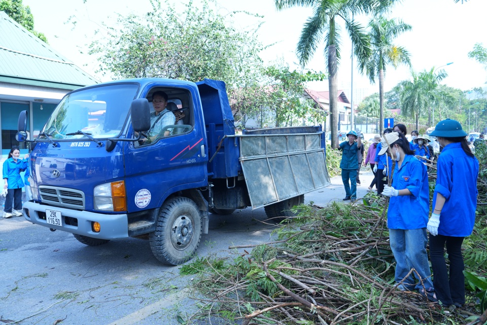 Một doanh nghiệp tr&ecirc;n địa b&agrave;n phường Mai Dịch cho lực lượng chức năng mượn xe để vận chuyển c&agrave;nh c&acirc;y, th&acirc;n c&acirc;y bị gẫy đổ. Tuy nhi&ecirc;n, do thiếu l&aacute;i xe, Chủ tịch UBND phường Mai Dịch Phạm Văn Lợi đ&atilde; trực tiếp l&aacute;i xe vận chuyển, di dời c&agrave;nh c&acirc;y gẫy đổ để đẩy nhanh tiến độ khắc phục.