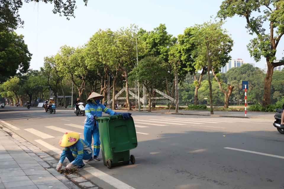 Quận Hoàn Kiếm tổng vệ sinh môi trường, khắc phục hậu quả cơn bão số 3 - Ảnh 3