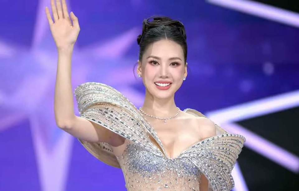 Hoa hậu B&ugrave;i Quỳnh Hoa - Miss Universe Vietnam 2023 ch&agrave;o kh&aacute;n giả.