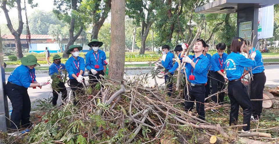 Những ng&agrave;y qua c&oacute; h&agrave;ng trăm lượt đo&agrave;n vi&ecirc;n, thanh ni&ecirc;n Quận Hai B&agrave; Trưng tham gia c&ugrave;ng c&aacute;c lực lượng chức năng quận thu gọn c&acirc;y xanh g&atilde;y, đổ, l&agrave;m sạch m&ocirc;i trường sau b&atilde;o số 3 tr&ecirc;n địa b&agrave;n