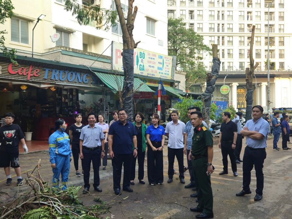 B&iacute; thư Quận ủy Nam Từ Li&ecirc;m Nguyễn Quang Hiếu trực tiếp chỉ đạo c&aacute;c lực lượng tham gia tổng vệ sinh m&ocirc;i trường.