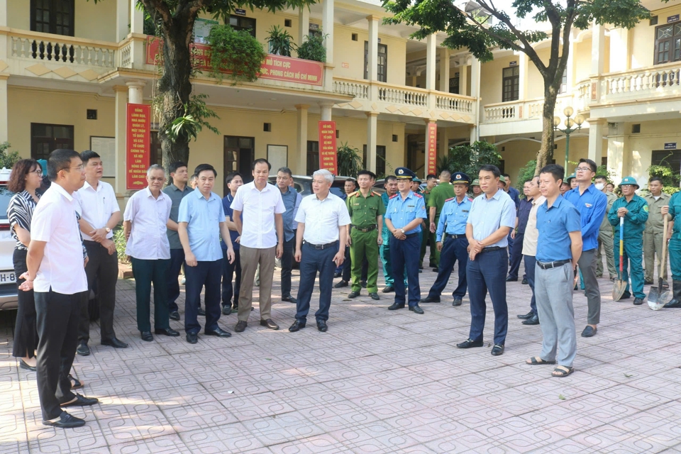 Chủ tịch UBND quận Nam Từ Li&ecirc;m Mai Trọng Th&aacute;i kiểm tra, chỉ đạo, động vi&ecirc;n c&aacute;c lực lượng tham gia đợt tổng vệ sinh m&ocirc;i trường.