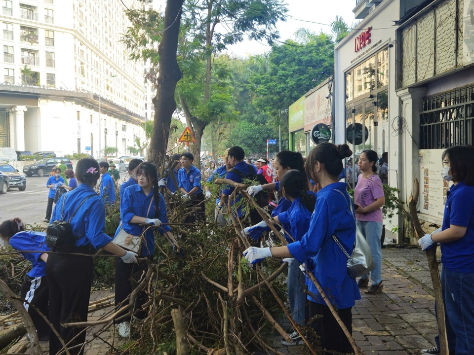 Đo&agrave;n Thanh ni&ecirc;n quận huy động 550 đo&agrave;n vi&ecirc;n thanh ni&ecirc;n tham gia tổng vệ sinh m&ocirc;i trường.