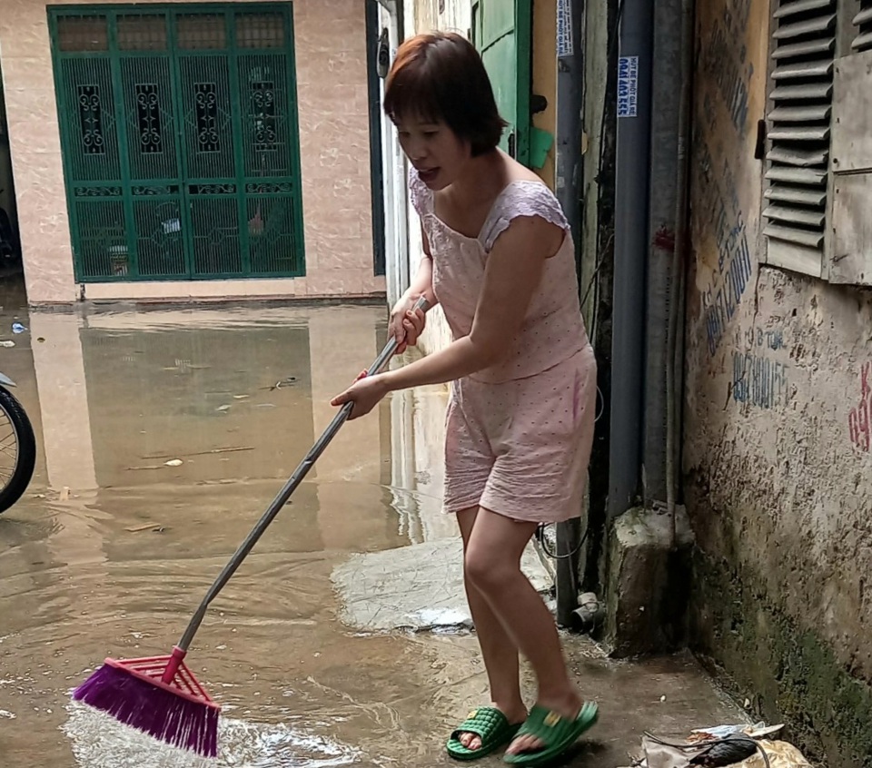 Người d&acirc;n phường Bạch Đằng (Quận Hai B&agrave; Trưng) qu&eacute;t dọn b&ugrave;n đất, l&agrave;m sạch m&ocirc;i trường sống sau những ng&agrave;y b&atilde;o lũ