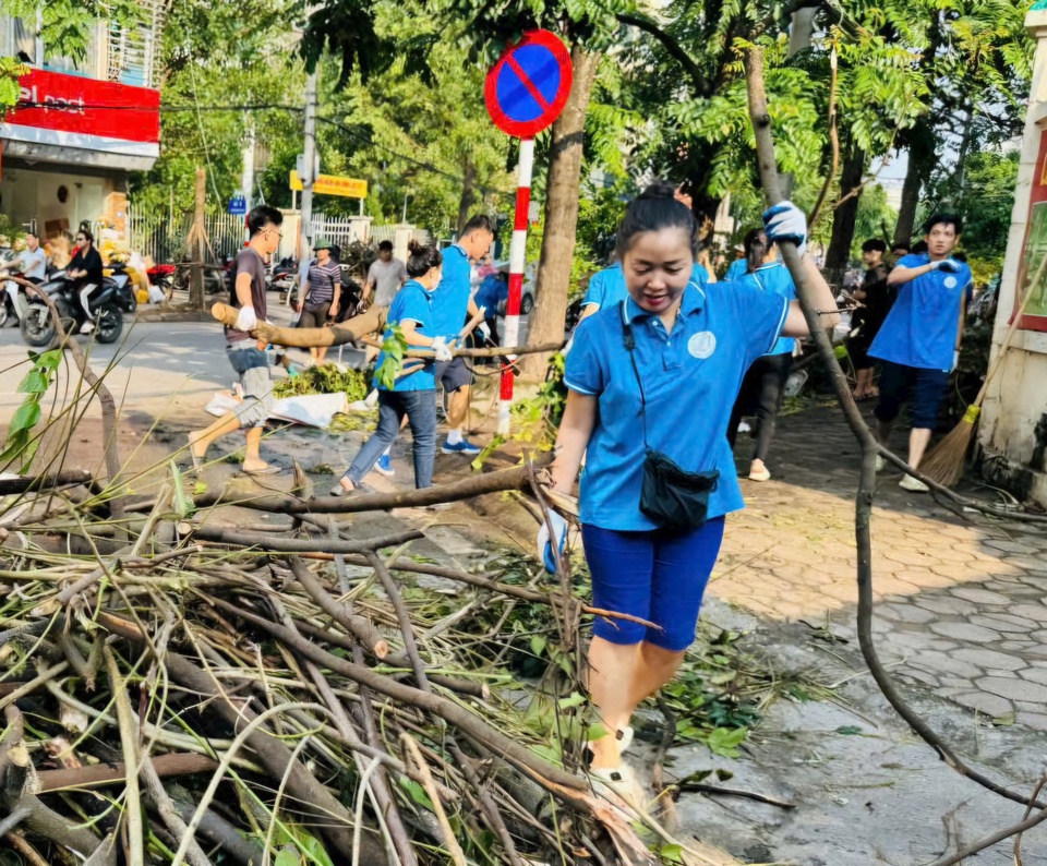 Hiệu trưởng trường Tiểu học Vĩnh Tuy (phường Vĩnh Tuy, Quận Hai B&agrave; Trưng) Nguyễn Phương Hoa c&ugrave;ng c&aacute;c c&aacute;n bộ, gi&aacute;o vi&ecirc;n nh&agrave; trường tiến h&agrave;nh tổng vệ sinh m&ocirc;i trường trong v&agrave; ngo&agrave;i khu&ocirc;n vi&ecirc;n trường