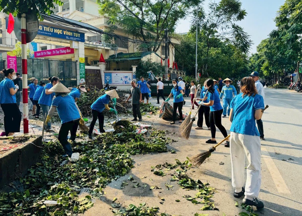 Phường Vĩnh Tuy (Quận Hai B&agrave; Trưng) huy động 130 c&aacute;n bộ, c&ocirc;ng chức, vi&ecirc;n chức tại c&aacute;c cơ quan, đơn vị, trường học c&ugrave;ng với c&aacute;n bộ cơ sở, người d&acirc;n tại 45 tổ d&acirc;n phố ra qu&acirc;n tổng vệ sinh m&ocirc;i trường tr&ecirc;n to&agrave;n phường