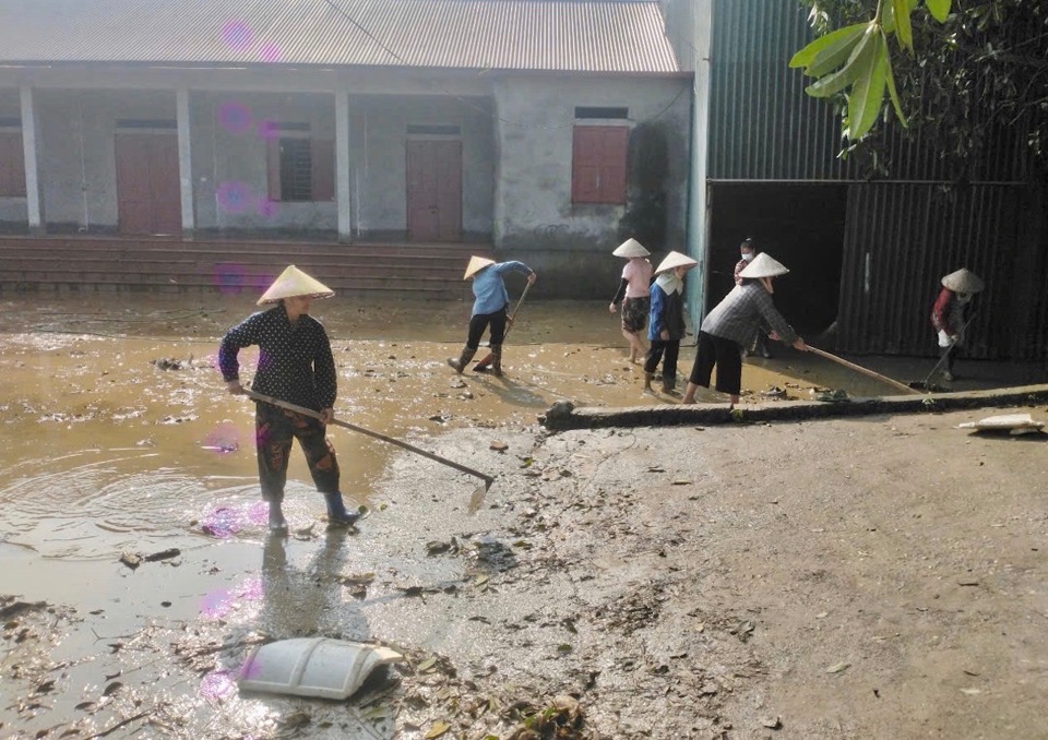 B&ecirc;n cạnh nh&agrave; d&acirc;n, c&aacute;c điểm sinh hoạt cộng đồng, nh&agrave; văn ho&aacute;, đ&igrave;nh ch&ugrave;a cũng bị ngập, hiện đang được chị em hội vi&ecirc;n phụ nữ v&agrave; c&aacute;c tầng lớp nh&acirc;n d&acirc;n kh&aacute;c t&iacute;ch cực thu dọn b&ugrave;n đất, l&agrave;m sạch cảnh quan.