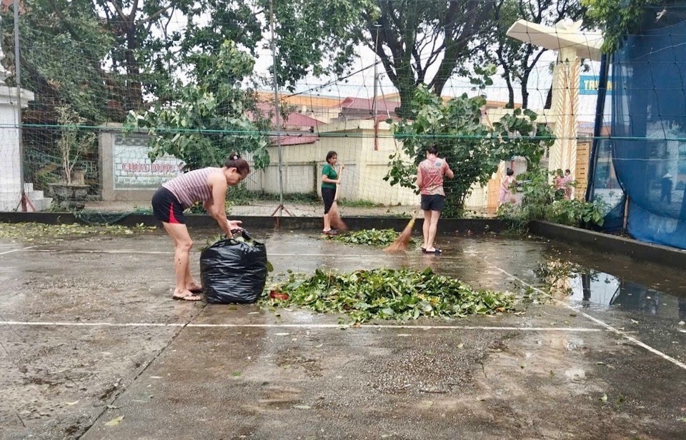 Thống k&ecirc; trong ng&agrave;y 14/9, khoảng 500 hội vi&ecirc;n phụ nữ đ&atilde; được c&aacute;c cấp Hội Phụ nữ huyện S&oacute;c Sơn huy động để vệ sinh m&ocirc;i trường, dọn dẹp phong quang đường l&agrave;ng ng&otilde; x&oacute;m.