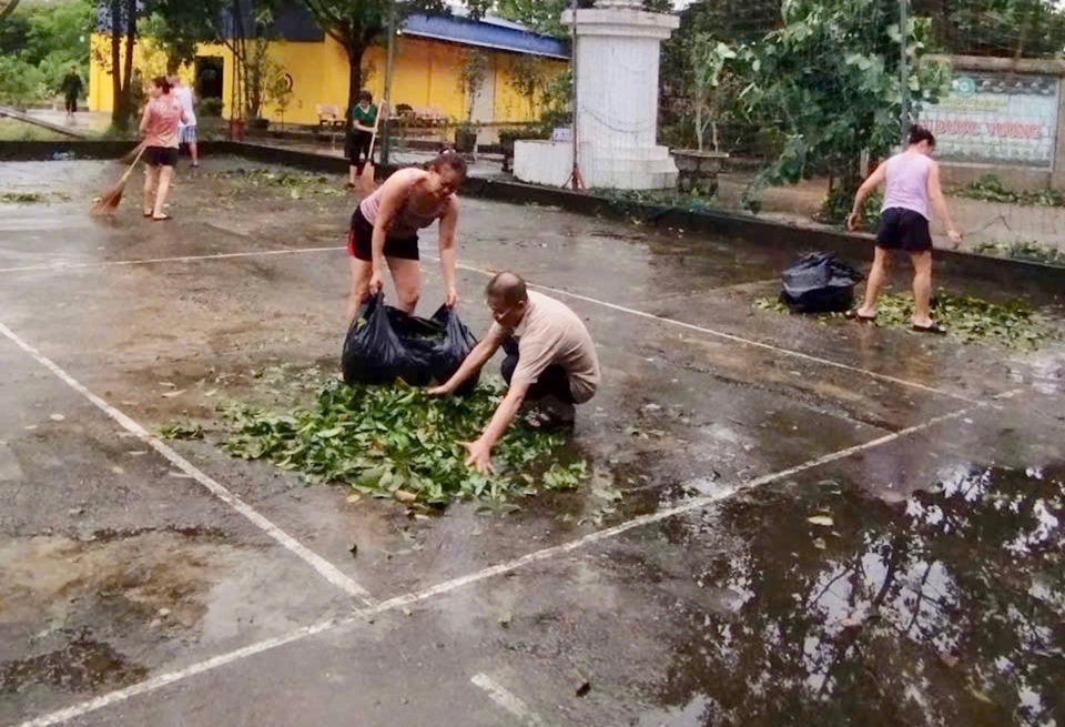 Người d&acirc;n kh&ocirc;ng ai bảo ai, mỗi người một ch&acirc;n một tay, tập trung dọn dẹp vệ sinh m&ocirc;i trường để sớm ổn định lại cuộc sống.