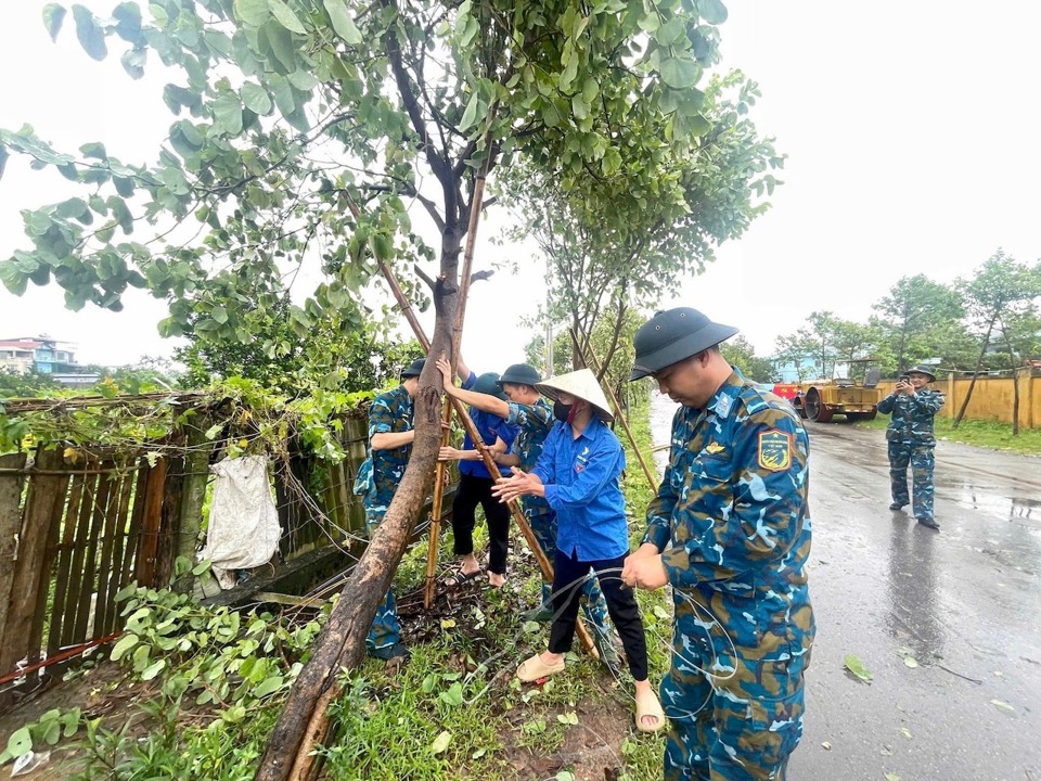 C&ugrave;ng với dọn dẹp vệ sinh m&ocirc;i trường, hội vi&ecirc;n phụ nữ, đo&agrave;n vi&ecirc;n thanh ni&ecirc;n, c&aacute;c lực lượng vũ trang của huyện S&oacute;c Sơn cũng đang t&iacute;ch cực khắc phục t&igrave;nh trạng c&acirc;y xanh bị g&atilde;y, đổ vẫn c&ograve;n ngổn ngang sau b&atilde;o số 3.