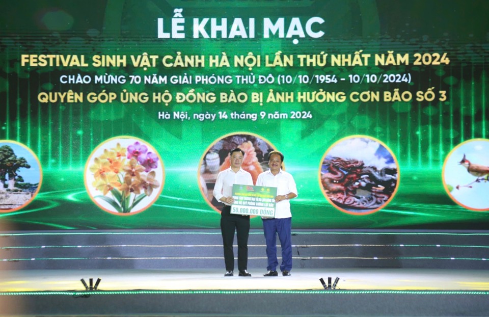 Ph&oacute; Chủ tịch Thường trực Uỷ ban MTTQ Việt Nam TP H&agrave; Nội Nguyễn Sỹ Trường tiếp nhận ủng hộ của c&aacute;c tổ chức, c&aacute; nh&acirc;n.