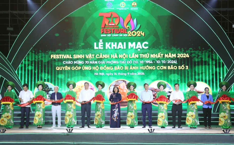 Đại biểu l&atilde;nh đạo Th&agrave;nh uỷ - UBND TP H&agrave; Nội tham gia cắt băng khai mạc Festival Sinh vật cảnh H&agrave; Nội lần thứ nhất năm 2024.