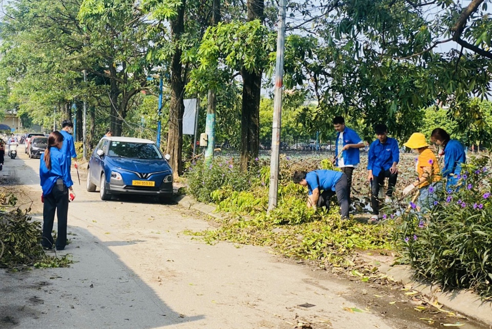 Đo&agrave;n vi&ecirc;n, thanh ni&ecirc;n phối hợp c&ugrave;ng c&aacute;c lực lượng chức năng vệ sinh m&ocirc;i trường