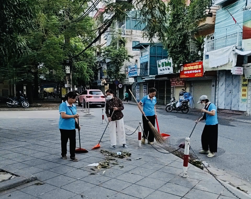 Từ s&aacute;ng sớm, c&aacute;c c&aacute;n bộ, hội vi&ecirc;n phụ nữ phường Kim Giang đ&atilde; t&iacute;ch cực qu&eacute;t, dọn r&aacute;c tr&ecirc;n địa b&agrave;n