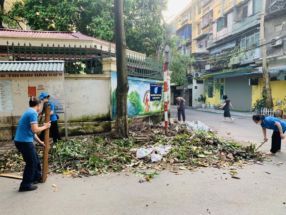 C&aacute;n bộ, hội vi&ecirc;n phụ nữ phường Thanh Xu&acirc;n Bắc&nbsp;tham gia khắc phục hậu quả sau b&atilde;o&nbsp;