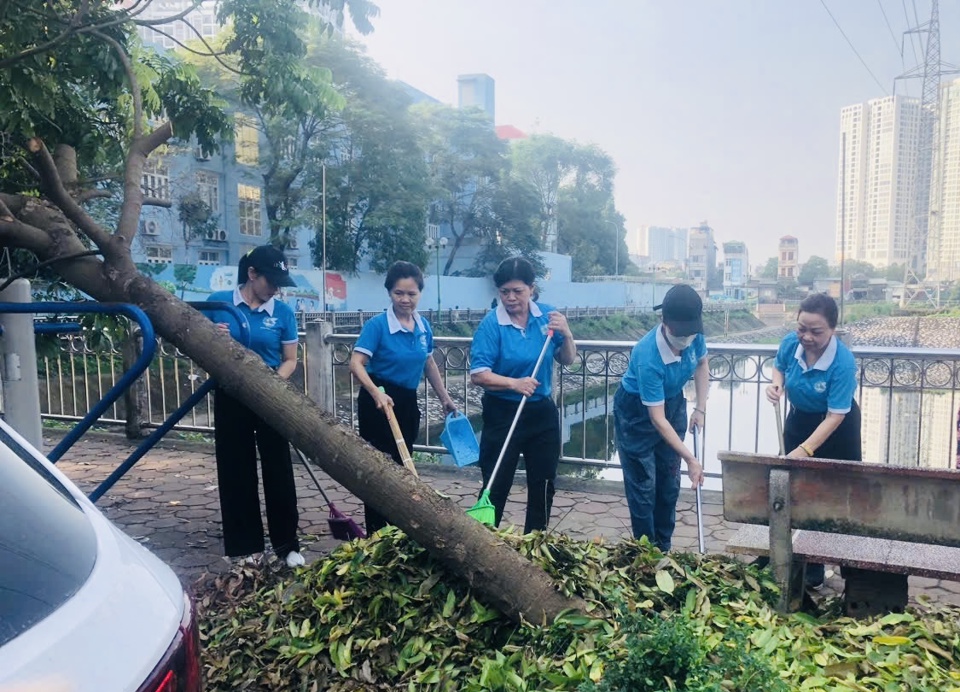 C&aacute;n bộ, hội vi&ecirc;n phụ nữ phường Hạ Đ&igrave;nh&nbsp;&ldquo;tổng lực&rdquo; vệ sinh m&ocirc;i trường sau b&atilde;o