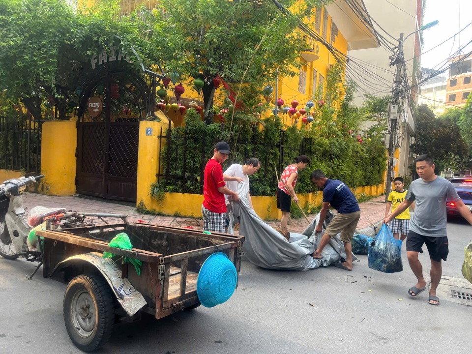 Người d&acirc;n phường Phương Liệt&nbsp; tham gia tổngvệ sinh m&ocirc;i trường&nbsp;