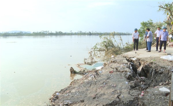 L&atilde;nh đạo huyện Gia L&acirc;m v&agrave; Sở N&ocirc;ng nghiệp v&agrave; Ph&aacute;t triển n&ocirc;ng th&ocirc;n H&agrave; Nội kiểm tra, đ&aacute;nh gi&aacute; t&igrave;nh h&igrave;nh sạt lở.