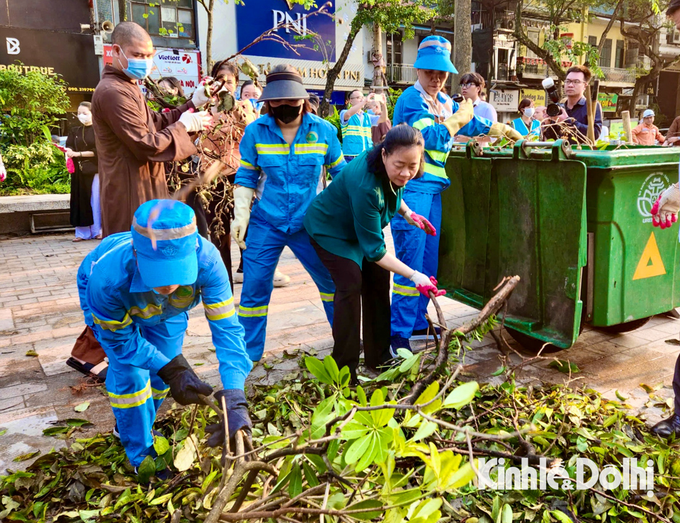 S&aacute;ng nay, 14/9, Uỷ vi&ecirc;n Bộ Ch&iacute;nh trị, B&iacute; thư Th&agrave;nh ủy H&agrave; Nội B&ugrave;i Thị Minh Ho&agrave;i v&agrave; l&atilde;nh đạo TP đ&atilde; c&ugrave;ng người d&acirc;n tham gia tổng vệ sinh m&ocirc;i trường (VSMT), hưởng ứng Lễ ph&aacute;t động to&agrave;n d&acirc;n tham gia tổng VSMT khắc phục hậu quả b&atilde;o số 3.