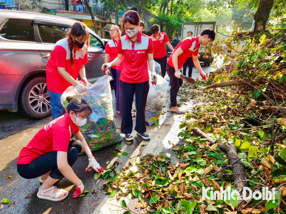 Nhiều bạn trẻ t&igrave;nh nguyện vi&ecirc;n tham gia dọn dẹp đường phố, tổng vệ sinh m&ocirc;i trường tại phố Phan Kế B&iacute;nh (quận Ba Đ&igrave;nh, TP H&agrave; Nội).