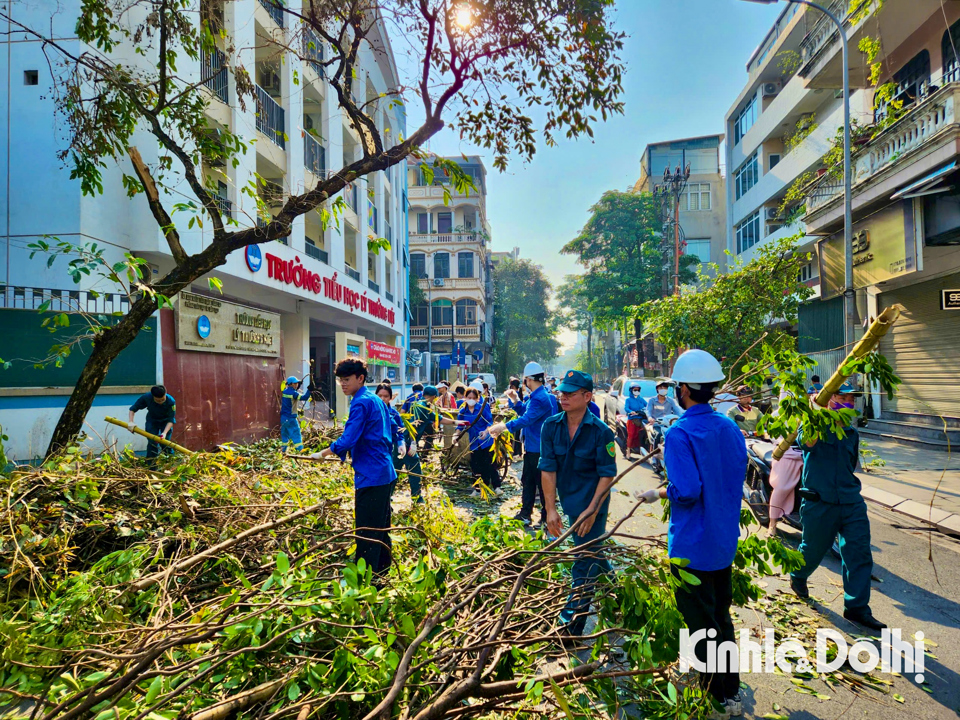 Lực lượng chức năng c&ugrave;ng người d&acirc;n dọn dẹp vệ sinh m&ocirc;i trường tại phố Nguyễn Khuyến (quận Đống Đa, TP H&agrave; Nội).