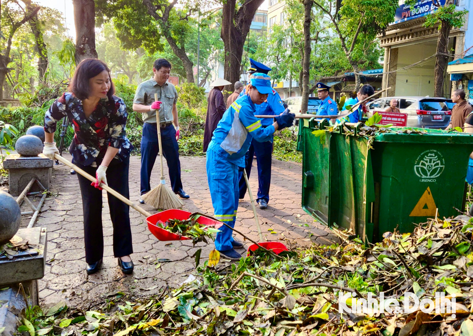 Ph&oacute; B&iacute; thư Thường trực Th&agrave;nh ủy Nguyễn Thị Tuyến tham gia vệ sinh m&ocirc;i trường c&ugrave;ng người d&acirc;n tại Vườn hoa Vạn Xu&acirc;n.