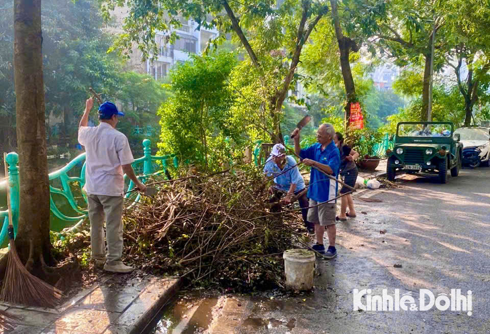 [Ảnh]: Người dân Hà Nội dọn vệ sinh môi trường khắc phục hậu quả bão Yagi - Ảnh 3