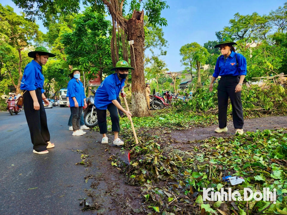 Đo&agrave;n thanh ni&ecirc;n dọn dẹp đường phố, tổng VSMT khắc phục hậu quả b&atilde;o số 3 tại vườn hoa Vạn Xu&acirc;n (quận Ba Đ&igrave;nh, TP H&agrave; Nội).